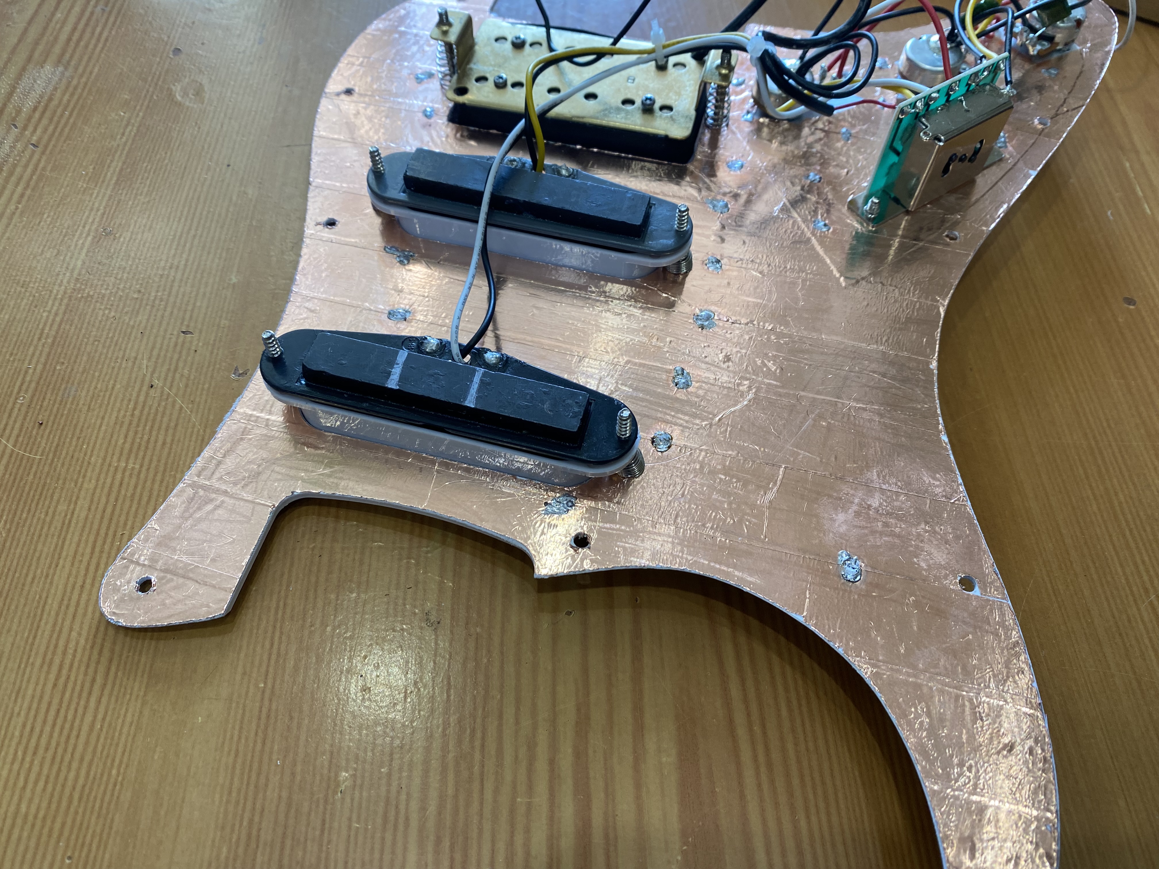 FENDER SQUIER Stratocaster (экранируем электрогитару)